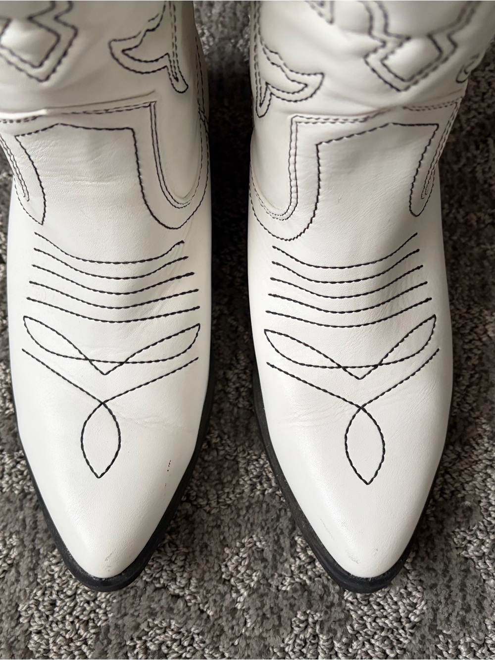 Soda White Western-Style Pointed Boots with Black Stitching